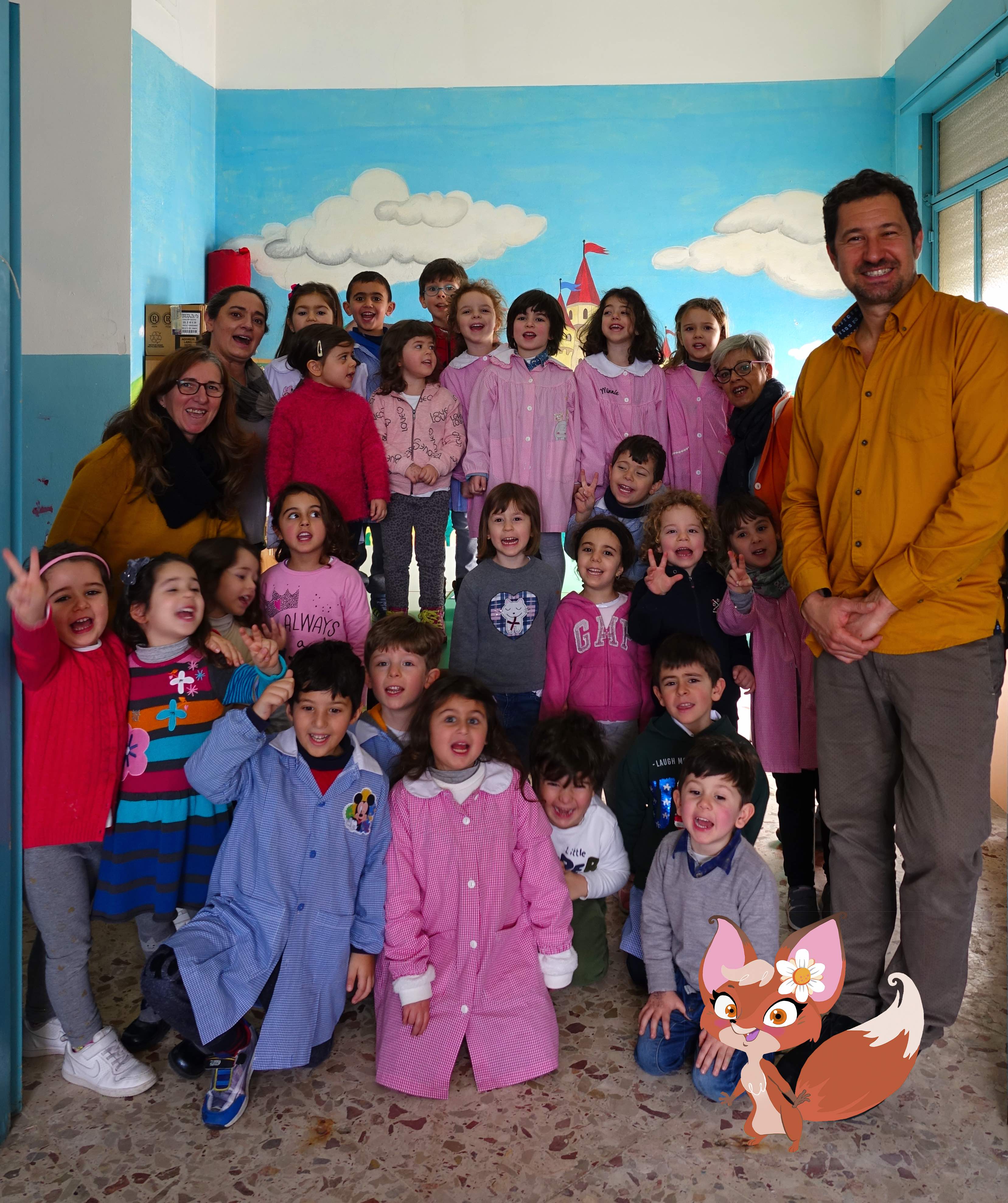 Foto di gruppo con La volpe Sophia nella scuola Monti Iblei 1mb sito